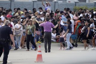 Le vaste centre commercial de la ville d'Allen était rempli de nombreux clients venus y faire leurs achats de fin de semaine.